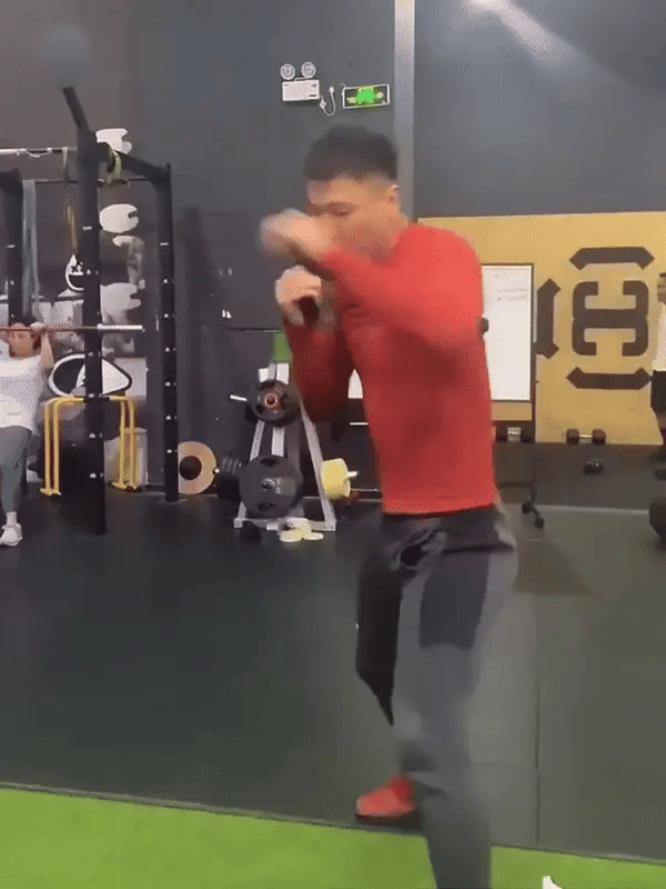 Describe the video for customers using screen readers